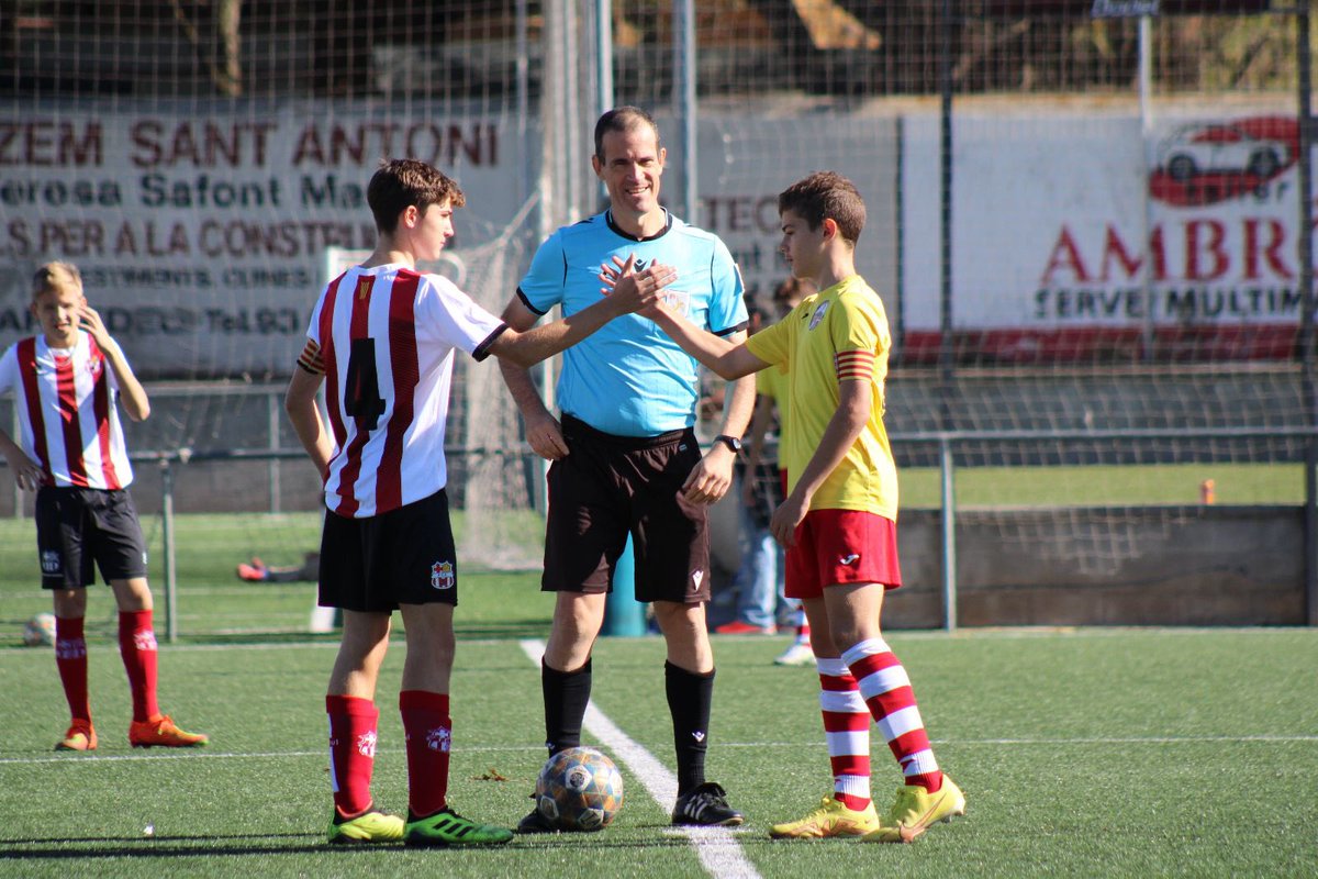 FCCardedeu's tweet photo. ‼️L'equip de la setmana, l’Infantil A, ha obtingut una bona victoria davant el Sant Celoni CF (4-0).

Aquest és el camí a seguir equip! 🔴⚪️

⚽️ Lluc Torruella (x2), Àlex Povea (x2) https://t.co/Q4sgnHeZul