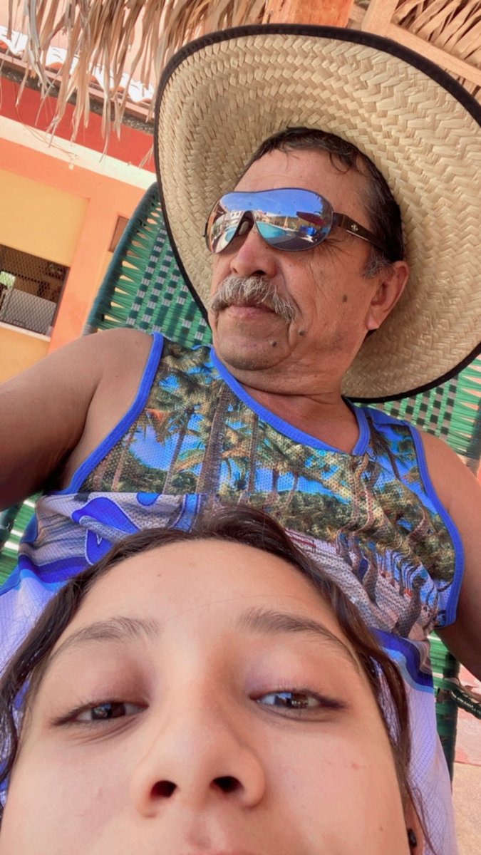 Tellz3Alejandra's tweet photo. Soy la persona más encimosa que puede existir con mi abuelito Ajjajaja, no importa si no hay espacio para estar junto con el yo busco la manera de meterme como la humedad y estar junto a él todo el tiempo.
@ryshardsc https://t.co/rjj4hgd0Jo