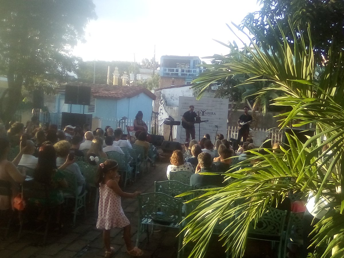 Concierto de Raúl Paz en la Casa de la Guayabera de #SanctiSpiritus,el público disfruta de buena letra y música.
#CulturaEspirituana 
#Cuba 
#CubaEsCultura