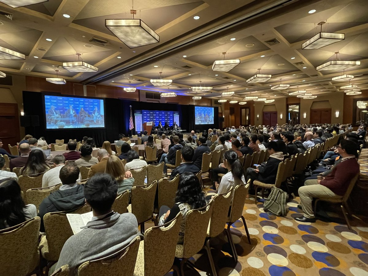 nabe_econ's tweet photo. …and we’re off! #TEC2022 kicks off in Seattle with a panel of chief economists discussing the future of economists in tech. @AmazonScience @netflix @Qualcomm @HarvardHBS https://t.co/tzrFCgUK3n