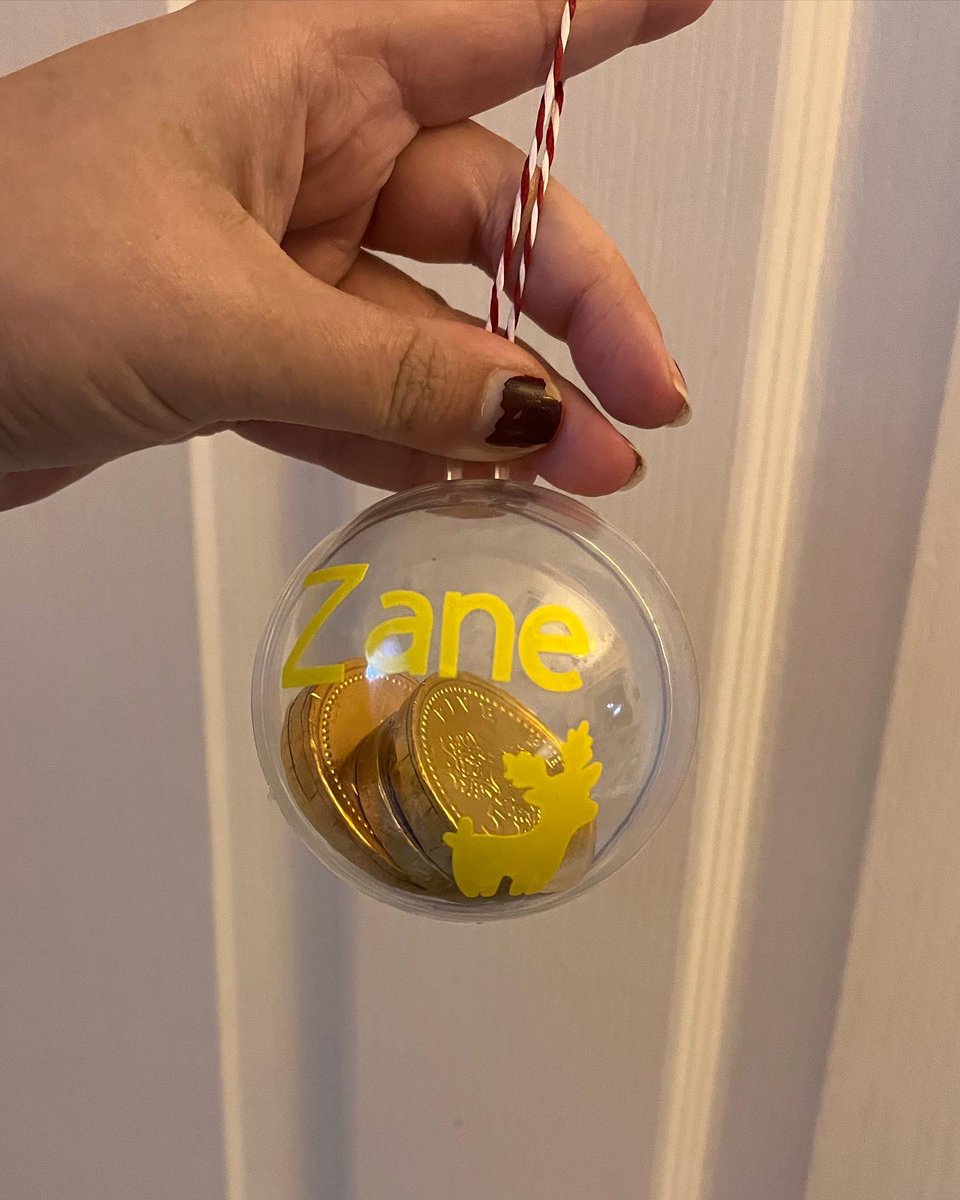 Personalised Christmas baubles with Chocolate Coins😍
These can also come with any other sweets or chocolates #handmade #baubles #personalised #crafts #crafting22 #manchester #fun #hobby #chocolates #sweets #christmas #decoration #christmasdecorations #keepshoppingsmall