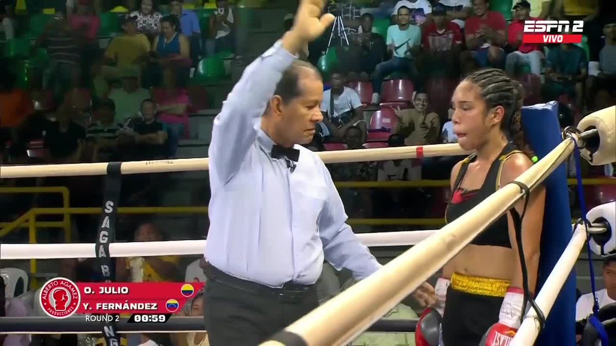 ESPNKnockOut's tweet photo. ¡Olga ‘La Cobra’ Julio se llevó el combate! 🔥
La colombiana venció con #KOT2 a Yoselin Fernández 😮
#ESPNKnockOut https://t.co/AoT5L8GFUj