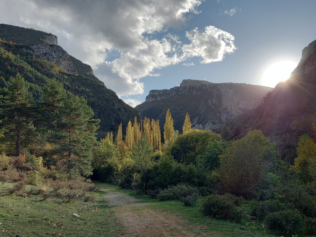lakukula's tweet photo. Nuestra fotografía para la semana #44de52 del proyecto de @mongeleon con el tema #otoño es esta estampa de la foz de Burgui, Pirineo navarro. https://t.co/ZS1NXJAf0m