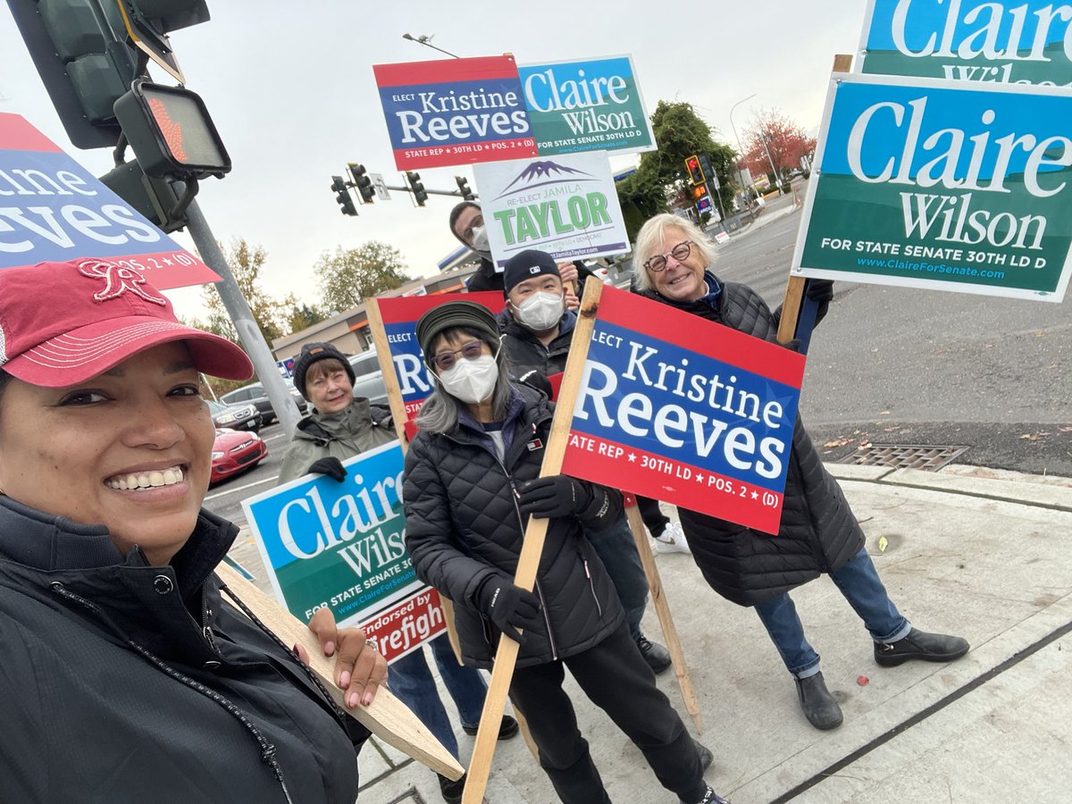 KristineMReeves's tweet photo. We are out in the gray, 🍃 🍁 fall light helping remind our neighbors to turn in their 🗳 ballots before Tuesday! Grateful to the @30thdemswa & @ElectCWilson for joining #TeamReeves from 2-4 today in 🪧 👋🏽 on 320th/PacHwy! #rightfitfederalway #ittakesallofus #workingmom #waelex https://t.co/EZFZrdK4jM