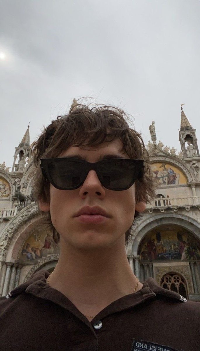 _LouisMurphy's tweet photo. Wtf que lindos mis labios, pero más lindos se ponen cuando me los dejan rojos. https://t.co/3onONvII2I