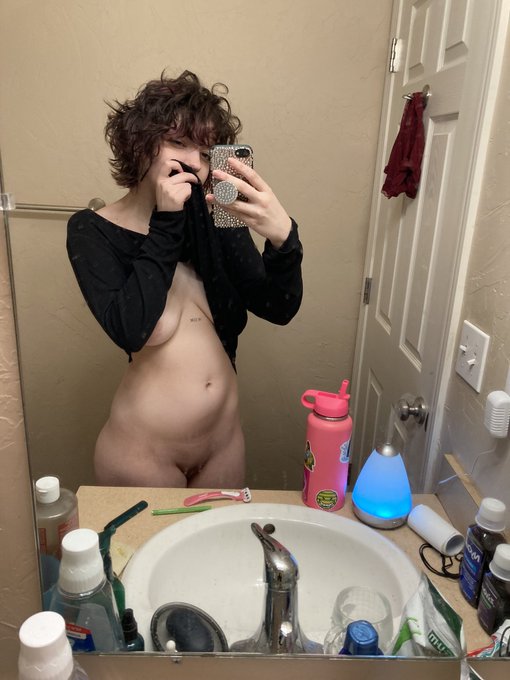 bedhead 💤 https://t.co/gEbo2moE4z