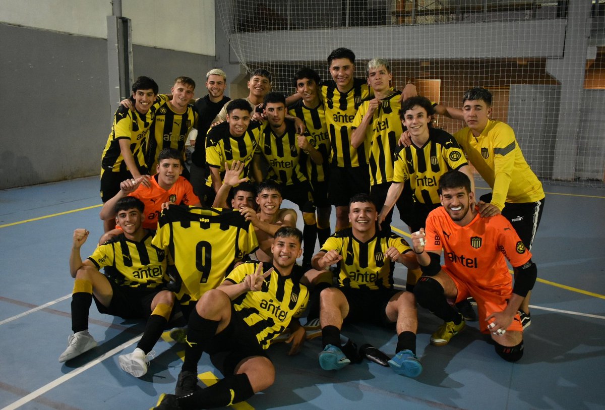 #Sub20 | ¡GANÓ PEÑAROL! Final del partido en el Polideportivo UTU-ITS por los cuartos de final IDA de los playoffs por el Campeonato Uruguayo. 

👉 #UTU 1 - 2 #Peñarol 
.
.
🔥 Juan Vergara 🟡⚫