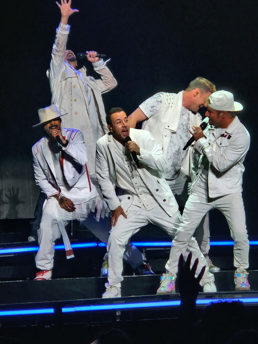ATDazzles's tweet photo. It was so admirable seeing @nickcarter join the @backstreetboys at the show tonight. I don't think anyone expected him to be there.
It was clearly emotional but the way his other band members and the 18,000 strong audience were there for him made the whole thing quite beautiful. https://t.co/O9jTrXZJkX