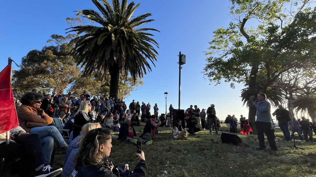 Hoy hubo mateada 609 en el Parque Rodó. Hablaba <a href="/OrsiYamandu/">Yamandú Orsi</a>, se acercó mucha gente a escuchar y acompañar. No hay duda, es en la calle y es con la gente.