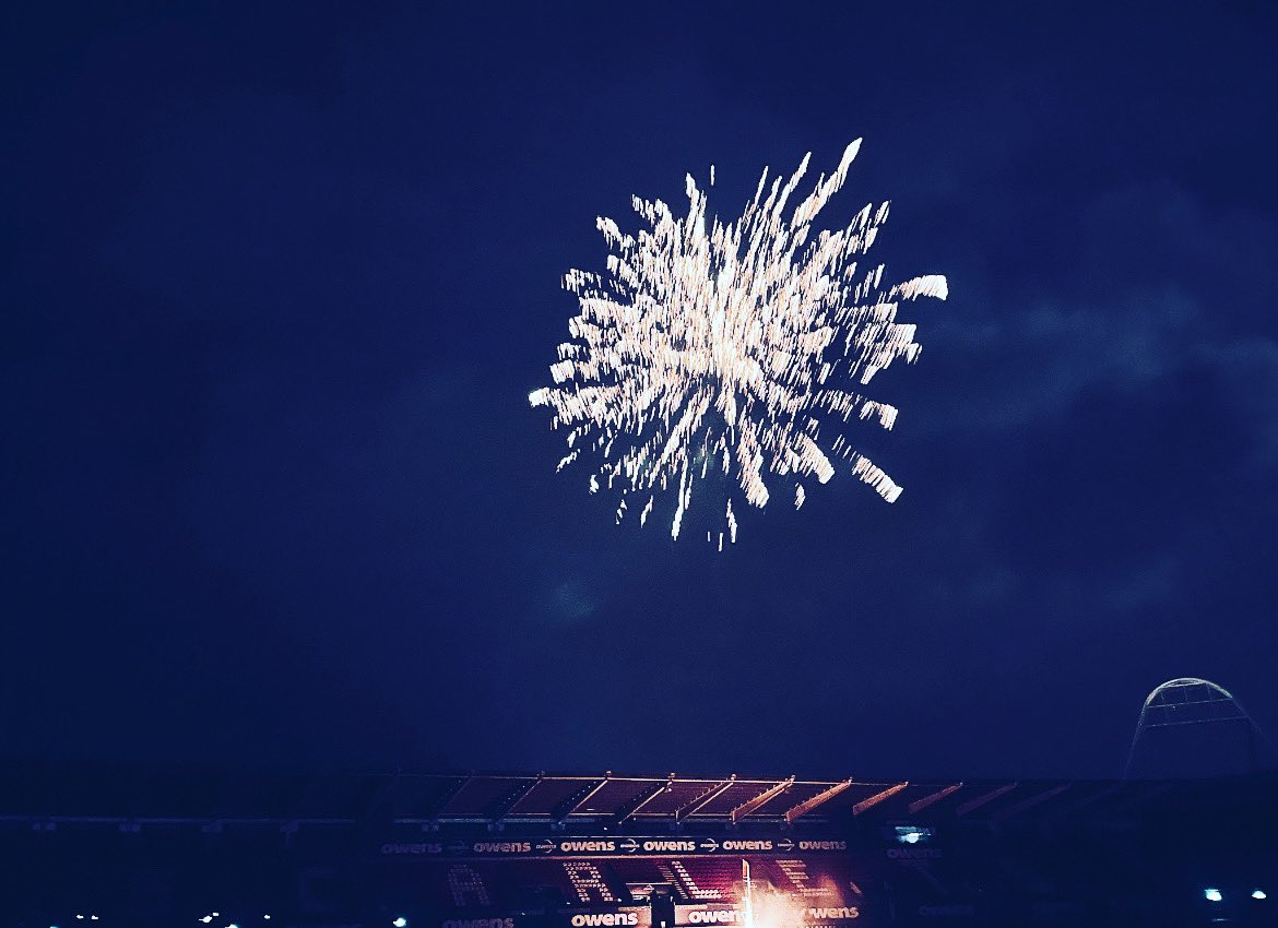 AndHarries's tweet photo. Bonfire weekend 🎆 #BonfireNight #ScarletsFireworks #Llanelli https://t.co/aampuvKPiy