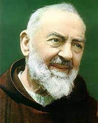 SantosIglesia's tweet photo. Una vez, preguntaron a Padre Pío:

«¿Cuál es el problema de aplaudir en la Misa?». 

Padre Pío respondió:

 «Es verdad que en el Calvario también había quien aplaudía la muerte de Cristo: 
Los soldados y los demonios». https://t.co/wekwJp1cFz