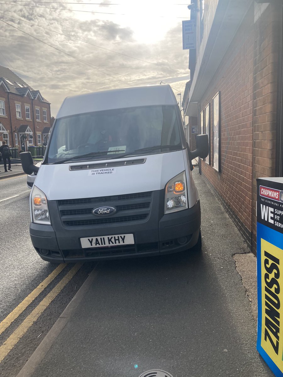 selfishparkers's tweet photo. No space for a wheelchair.
#cradleyheath #pavementParking #illegalParking #SelfishParking #Ableism #everydayableism @YPLAC #wheelchairaccess #buggyaccess #disabledaccess #cuntyparking #sandwell https://t.co/4mtPjrFv3m
