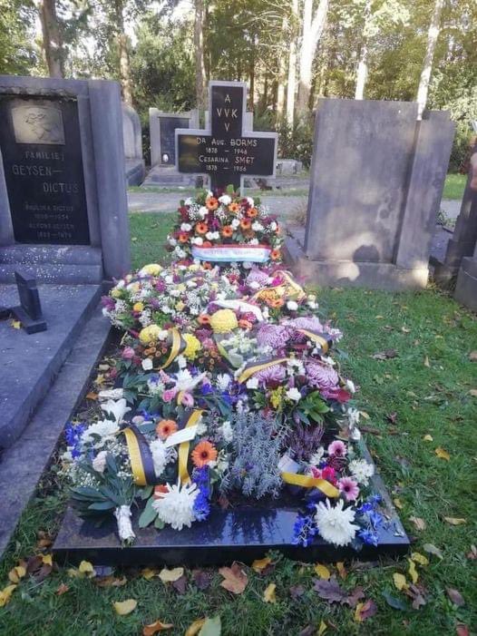 WouterHoutekamr's tweet photo. 😔 Meer bloemen op het graf van Auguste Borms, een twemaal ter dood veroordeelt collaborateur dan op het graf van Lt.-Gen. Jean Piron, die op 4 september 1944 Brussel bevrijdde, nadien deel nam aan de bevrijding van Nederland en later stafchef van het Belgische Leger was… https://t.co/yhjojmGzJW