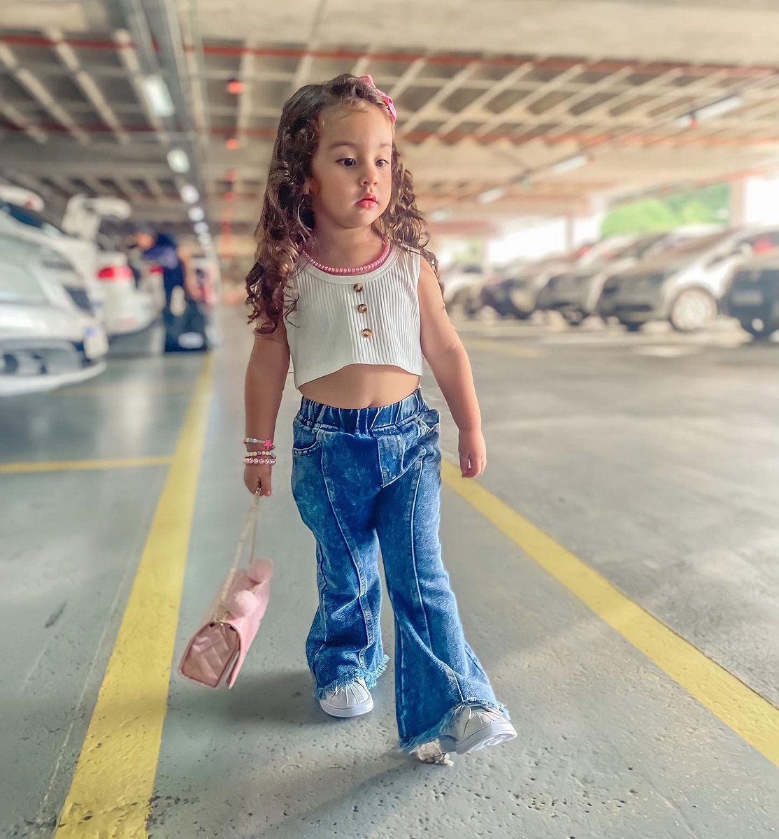 lariissaafs's tweet photo. Eu não tenho estrutura pra ver esse serumaninho de calça flare e cropped 😮‍💨 https://t.co/zJrxQ39R40