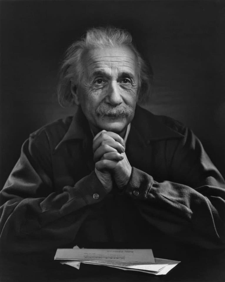 #TardecitaDeDomingo 

Se dice que cuando a Albert Einstein le preguntaron que se sentía ser el hombre más inteligente del mundo, Einstein respondió: 
'No tengo idea. Pregúntenle a Tesla'. Y no exageraba.

- Descubrió la electricidad, y trató de dársela al mundo gratis.