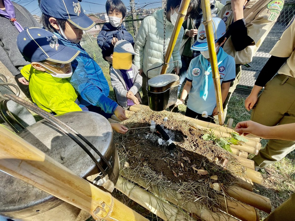 bsy103tw's tweet photo. 昨日は体験会にて体験のお友達と活動しました。

割り箸鉄砲と葉っぱの的🍁や木のキーホルダー🪵✨作り、
ボーイ隊が作ってくれた立ちかまど🔥で大好きなマシュマロ😋を焼いたり、自然のアスレチックで遊べて楽しかったね👍

#ボーイスカウト
#ビーバースカウト 
#自然あそび #たまプラーザ #あざみ野 https://t.co/5ePPb4bw0z