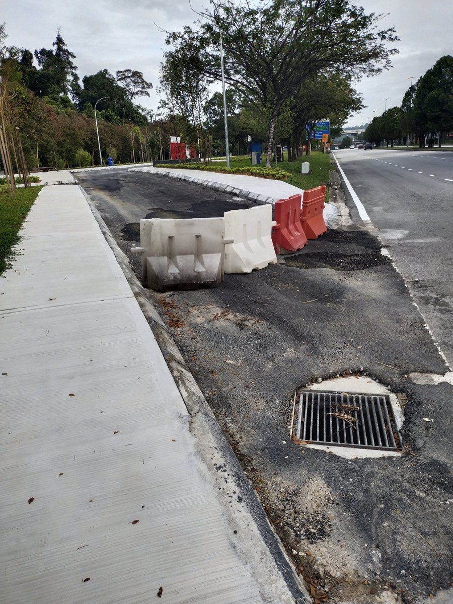 Terima kasih <a href="/pjcitycouncil/">MBPJ</a> kerana menyediakan satu lagi tempat riadah utk penduduk <a href="/KDsaraTV/">KotaDamansaraKita</a> . Setelah 2 minggu perasmian tapi Jalan Masuk masih ditutup..kenapa ya?
Cc Dato Seri <a href="/AmirudinShari/">Amirudin Shari</a>