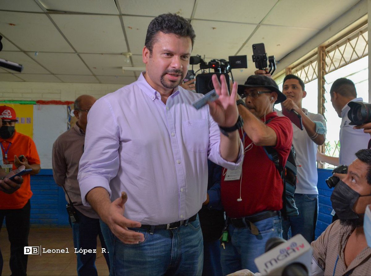 erling2021's tweet photo. 📸| El Secretario General de la Alcaldía de #Managua, Fidel Moreno, ejerció su derecho al voto, durante las #EleccionesSoberanas2022, destacando que el proceso ha sido una fiesta cívica muy ordenada y rápida en #Nicaragua. 🇳🇮🗳✅ https://t.co/28IaPyEGWi