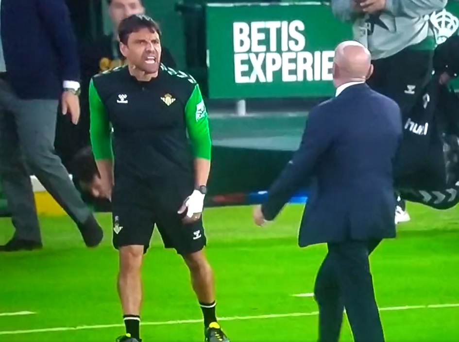 Honor a José Cabello, preparador físico del Betis que sale a dejarle las cosas claras a este tribunero de poca monta. Al parecer, también la ha liado en el palco durante el partido.

Toda la vida ha sido un energúmeno, pero ahora peleando por salvar la categoría está desquiciado.