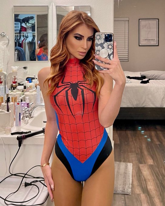 contemplating going back to red or a similar color to this. should I do it? 👩🏻&zwj;🦰 https://t.co/uufoaV