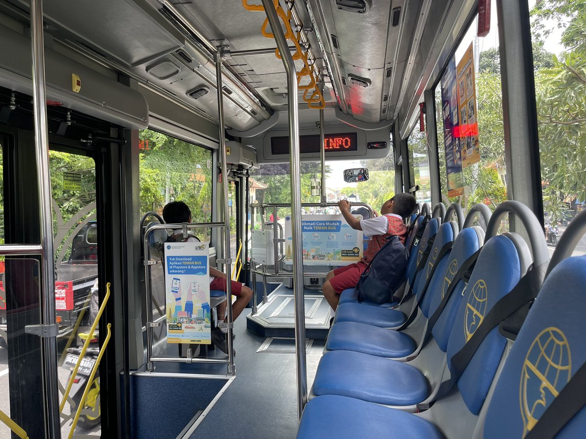 Anak sekolah naik Teman Bus gratis. Trus katanya 

“Pak kalau aku pulang sekolah kan gratis. Kalau pergi main gratis ngga?” 
“Bayar”, kata Pak Supir
“Berapa?” 
“4400”
“Wah bisa habis uang jajanku. Kalau bapak gajinya berapa?” 

😂😂😂😂