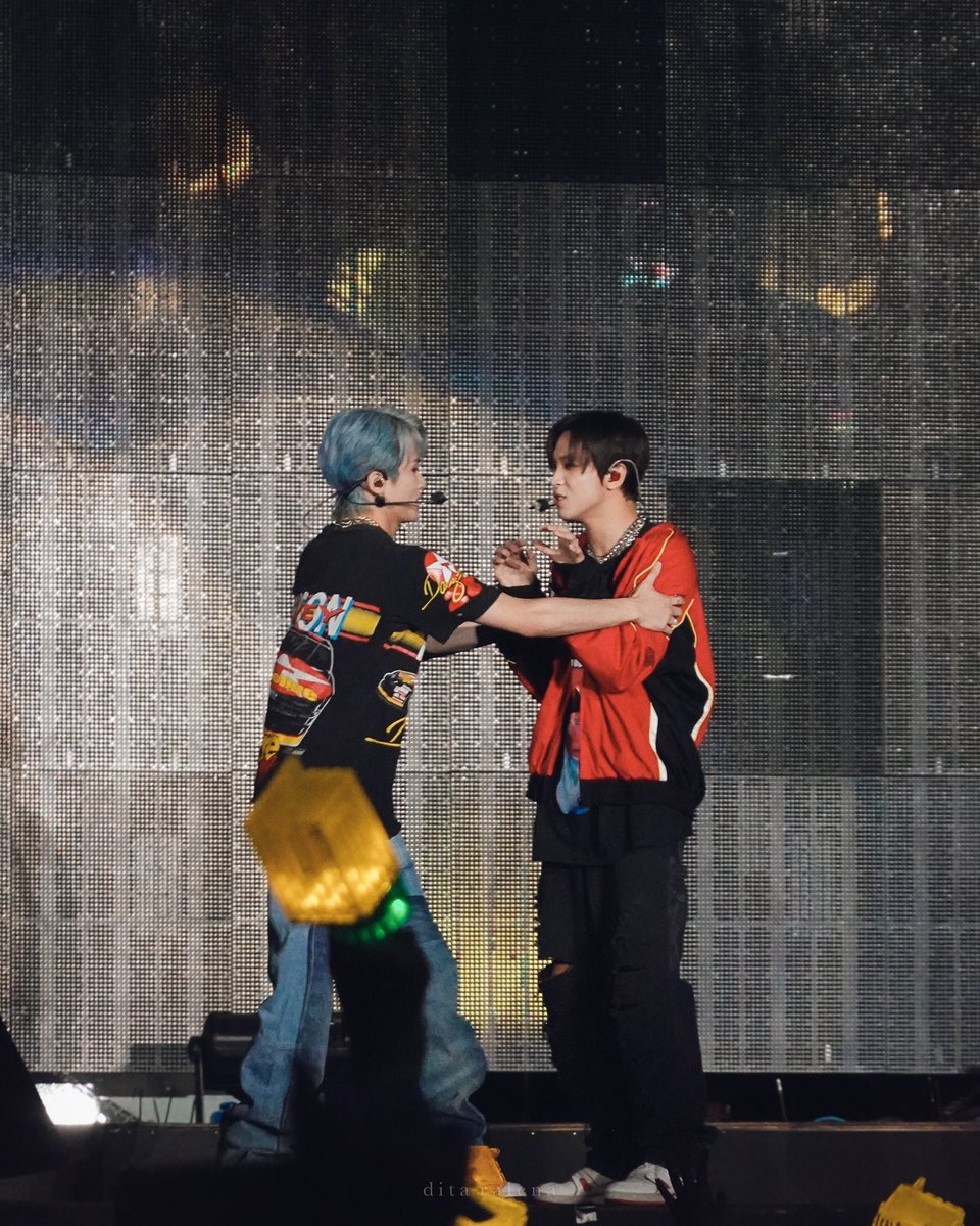 leehcmk's tweet photo. this markhyuck photo sequence 😭 https://t.co/q3rQcRocwY