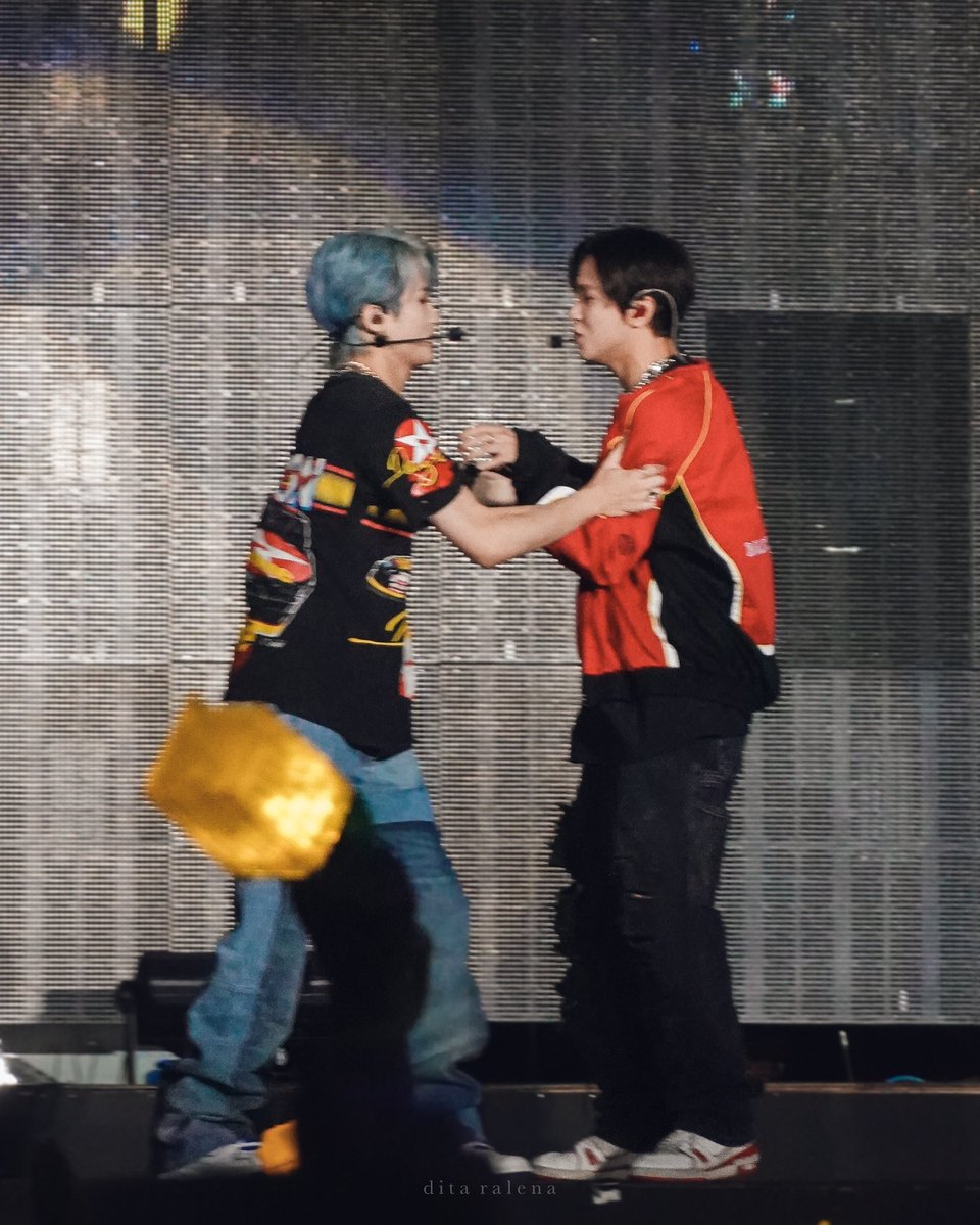 leehcmk's tweet photo. this markhyuck photo sequence 😭 https://t.co/q3rQcRocwY