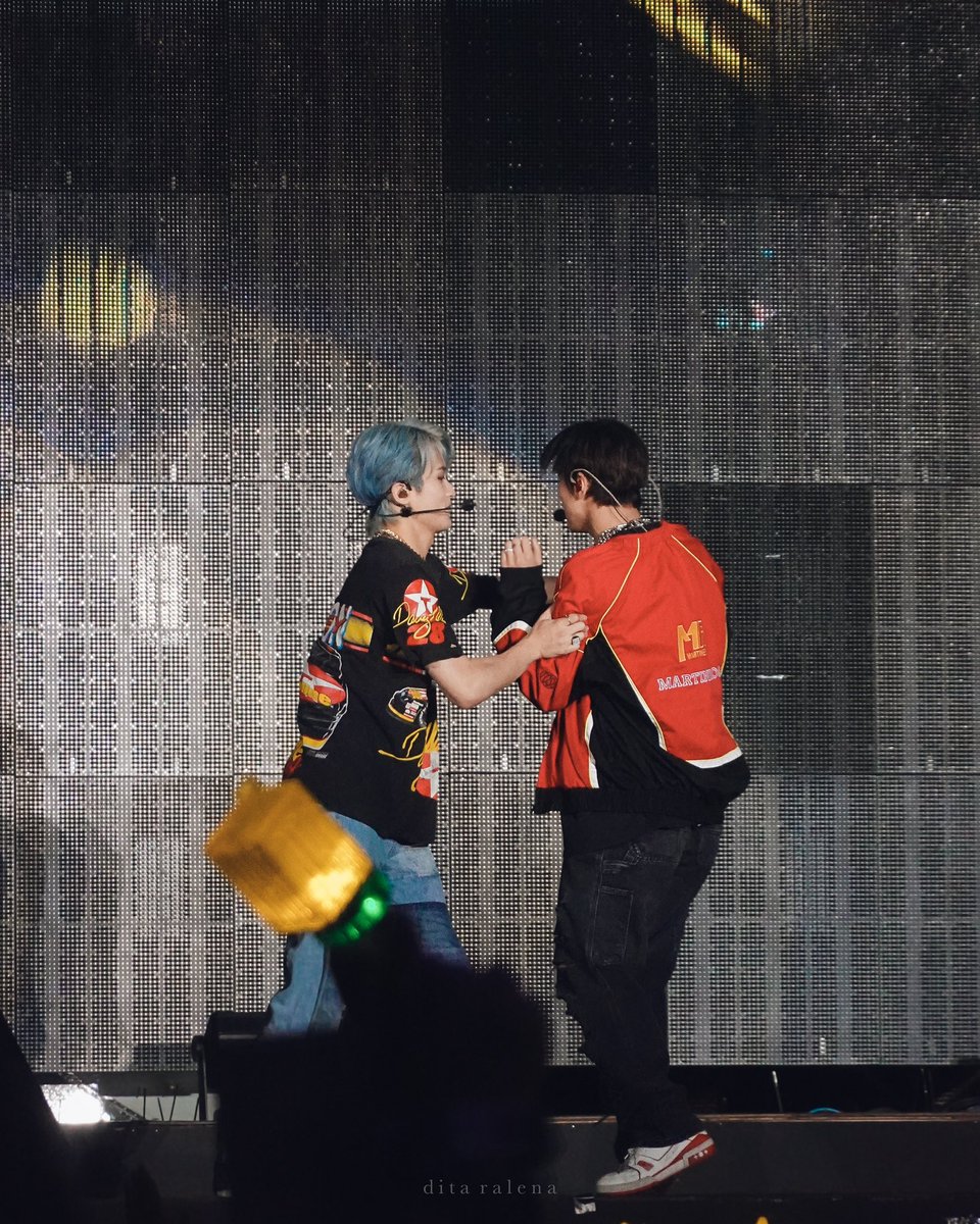 leehcmk's tweet photo. this markhyuck photo sequence 😭 https://t.co/q3rQcRocwY