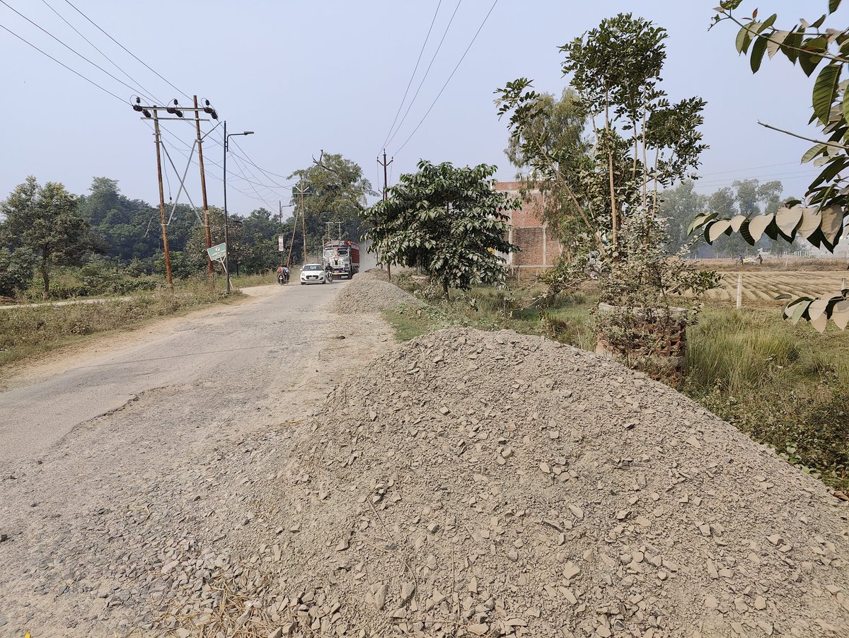 RameshViral's tweet photo. महमूदाबाद पैंतेपुर मुख्य मार्ग के चौड़ीकरण में भारी घोटाला। गिट्टी/बोल्डर की जगह सत्तर पर्सेंट से अधिक हो रहा गिट्टी के चूरे का प्रयोग।
सरकार की सख्ती का ठेकेदार पर नहीं दिखता रत्ती भर का असर। कैसे बनेगी मजबूत सड़क?
@ManishPandeyLKW 
@myogiadityanath @JitinPrasada @CMOfficeUP https://t.co/8l3O2D52IT