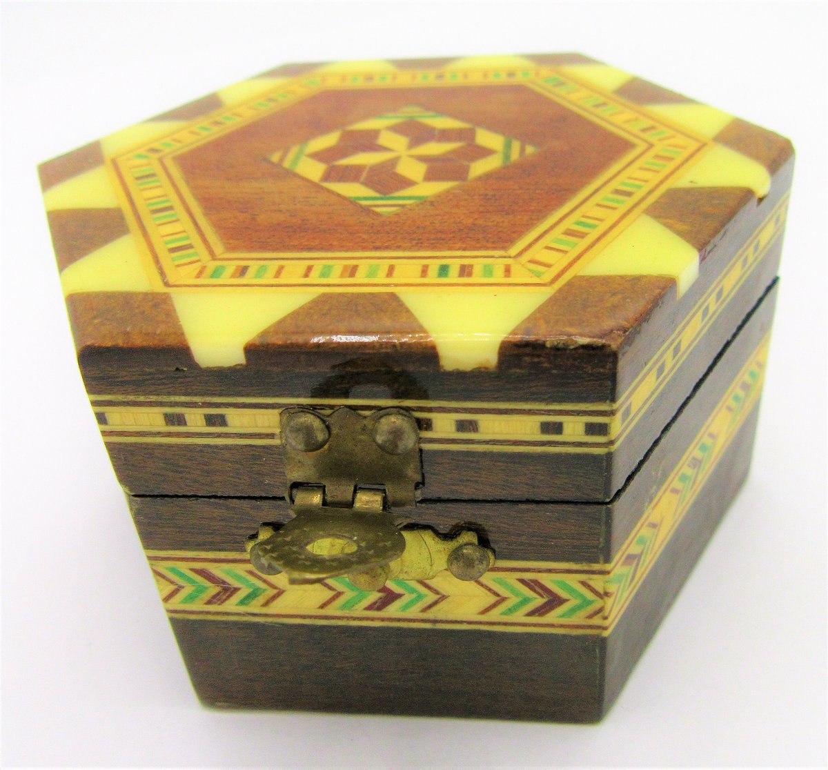 vintagobsession's tweet photo. Excited to share the latest addition to my #etsy shop: Wood Trinket Box, Inlaid Italian Wood, Inlaid Scroll Work, 3 Inch Vintage Collectible Box https://t.co/kUG44mP0Lr #brown #beige #bedroom #wood #christmas #vintagobsessions #collectiblebox #wooddresserbox #dresserbo https://t.co/20lSxtCPuG