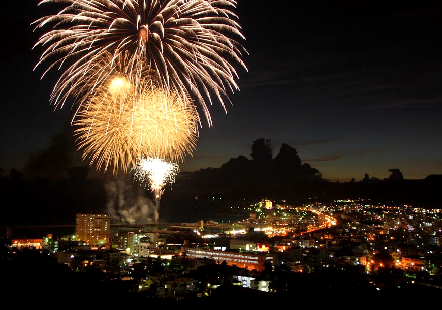 Houklea1's tweet image. 💁‍♀️秋の花火大会が開催🎉
2022/11/26（土）😊名護漁港内にて🎆秋の花火大会が開催🎉されます。
🌺HOTEL　HOUKLEA🌺へご宿泊しながら👨‍👩‍👧‍👦ご家族でお祭り🎆を楽しみませんか💕ご予約お待ちしております💕