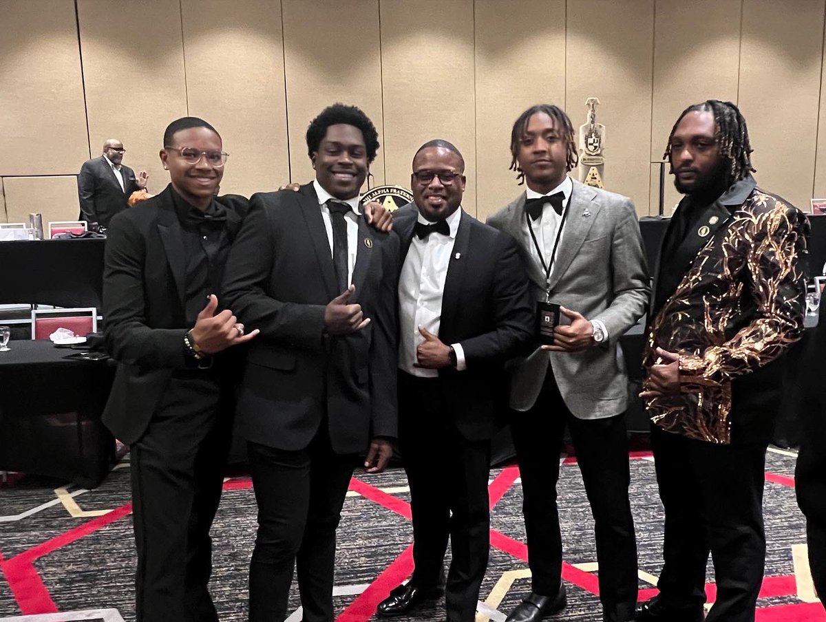 The brothers of Theta Omicron representing the chapter this past weekend in Peoria at the 2022 District Conference 🤙🏿