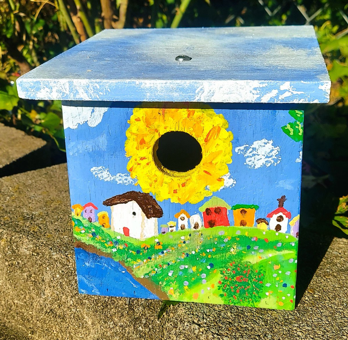 30secondsguy's tweet image. Ok, I'm not an artist, but I had a lot of fun painting this landscape scene on a small birdhouse.  Check my #etsy website for all 4 sides of this beautiful nestbox.  etsy.me/3zNItCZ  #homemadebirdhouse #handpainted #quirkybirdhouses #quirkycreations