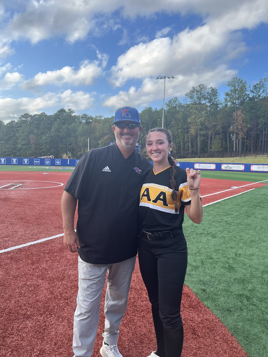 oliviahenry2024's tweet photo. Always a good weekend getting in some work and hanging out with @LATechSB! A BIG thanks to @la_techSBCoachT, @LATechSB_Cohen, and @TKrobetzky for the help and feedback!! #EverLoyalBe 🐶❤️💙 @Student37478625 @Softball_La @ExtraInningSB @LegacyLegendsS1 @hoy_cooke https://t.co/uIaYWztG9i