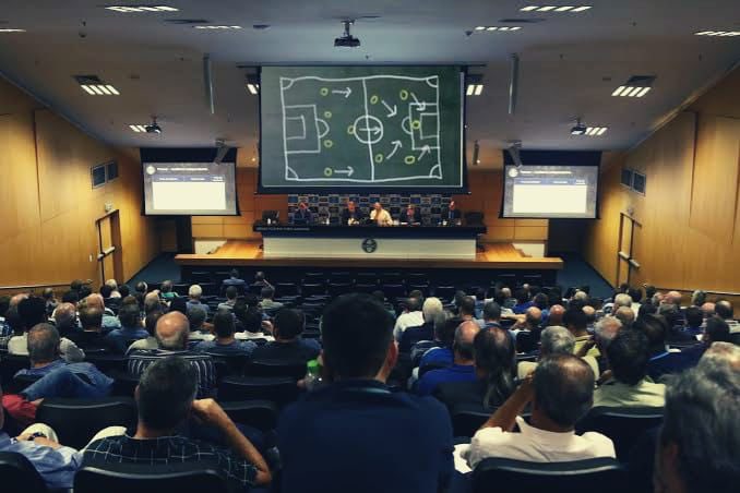 Forcagremio's tweet photo. Essa imagem é real?
Reunião do CD do Grêmio com @icoroman 
Imagina qual técnico renomado aceitaria isso: NENHUM https://t.co/HDP96EIImF