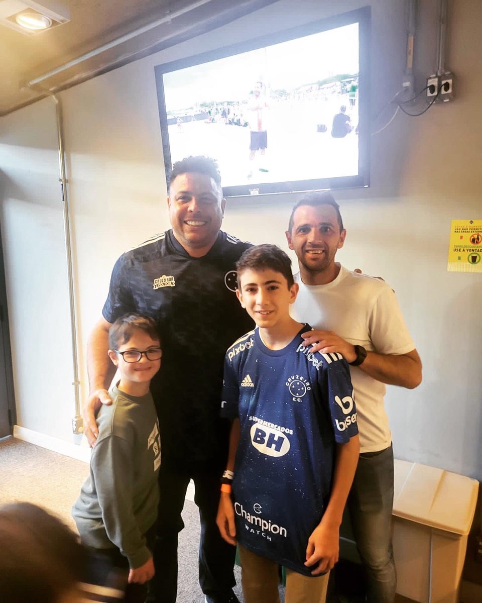 Montil10's tweet photo. Loucura total o que nós vivemos no Mineirão. Noite inesquecível, agradeço o carinho que ainda guardam comigo, agradeço o @ronaldo por me permitir ser parte dessa linda história do @cruzeiro e ainda mais entrar no seu camarote a tirar foto com meus filhos. 
🎶MONTILLO GUERREIRO🎶 https://t.co/5xVwCFYwUp