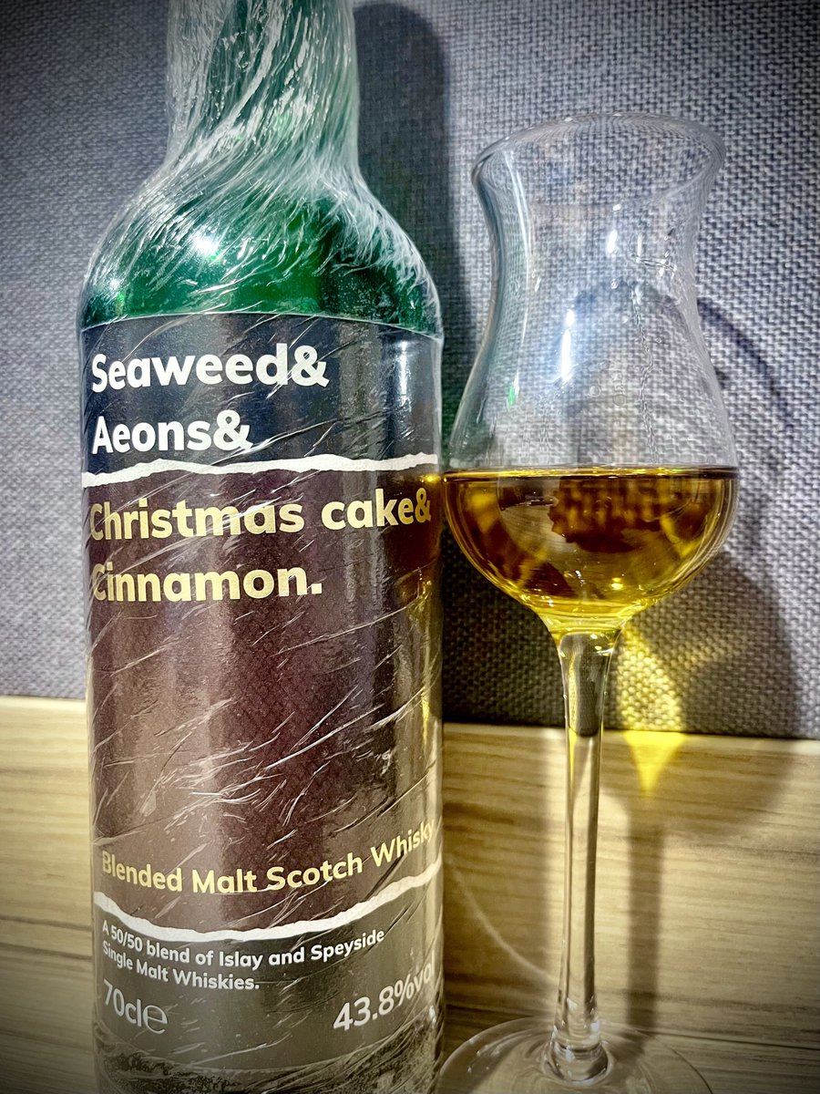 CroviesLi's tweet photo. Seaweed &amp; Aeons &amp; Christmas Cake &amp; Cinnamon

Score less than 75/100, awful.

Short and pale flavor, smoky seaweed, peaty sherry, black pepper, warm cinnamon.

Photoed on 17.10.2022

#Whisky #tastingnotes https://t.co/TYPYFn2RMz