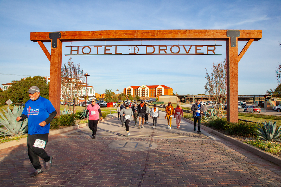 T'was the night before RACE WEEK!😍 Don't get left behind! 🏃🏻‍♀️Registration for the LAST #JohnWayneGritSeries race of the year in the Fort Worth Stockyards on November 12th ends THIS WEDNESDAY! 👏🏼 Link in bio to register!