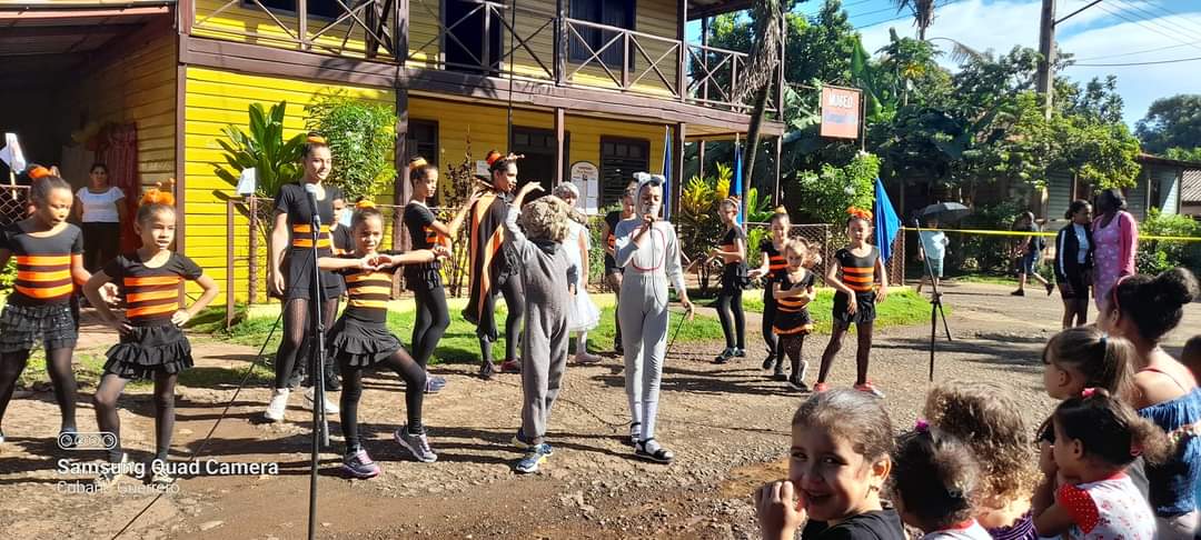 SanchezDoraida's tweet photo. Protagonistas de las actividades durante la celebración de la jornada de la cultura en #Moa: la banda de música, la brigada de instructores de Arte y la Colmenita Rayitos de Lucero. Felicidades. #Holguin  #Cuba https://t.co/MeHpuDY6Ik