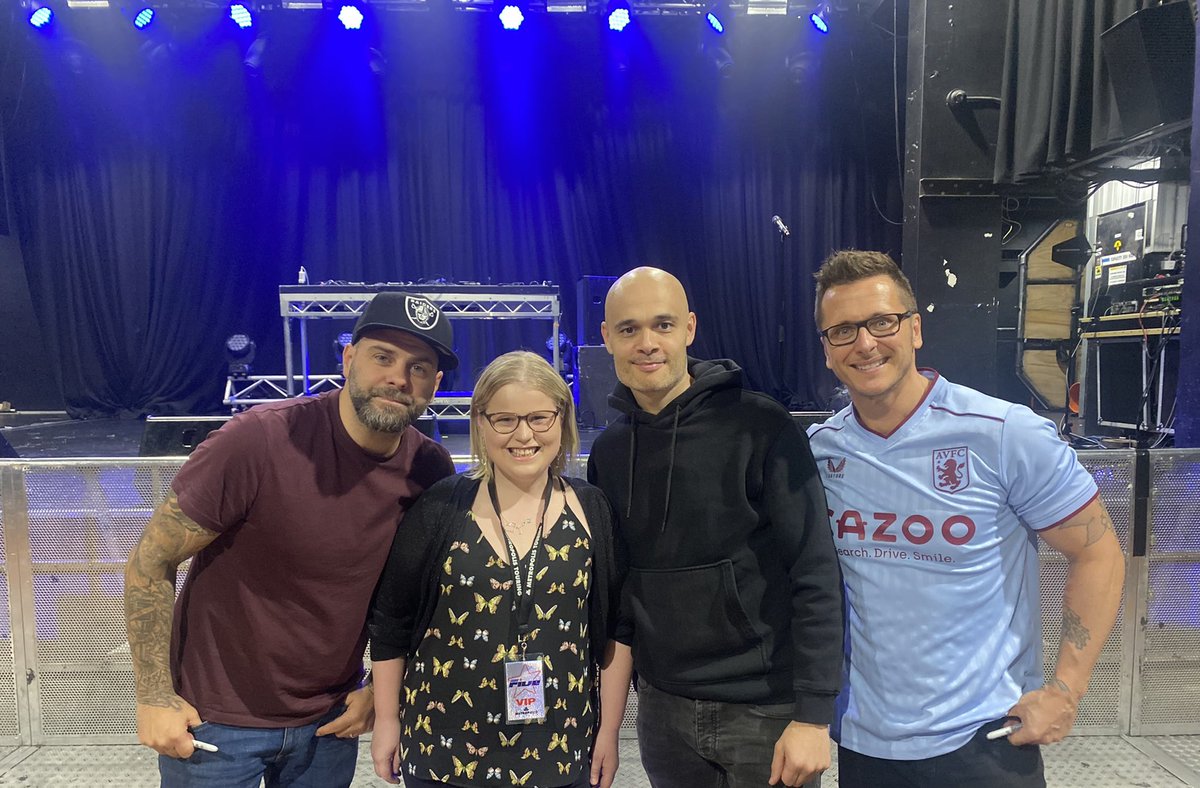 NicJones911's tweet photo. Can we please just relive this past weekend over again! Words could not express the love and tenderness we have for these guys @itsfiveofficial @RitchieNeville @Scottlarock5 please come back to Melbourne real soon we love u!!!! 💙 https://t.co/Ebw5mZmJUx