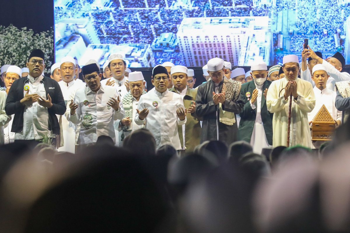Puncak Safari Maulid 40 Malam.
Di Markas Besar Majlis Maulid Wat Ta'lim Riyadlul Janah, Kecamatan Junrejo, Kota Batu.
#maulidnabi