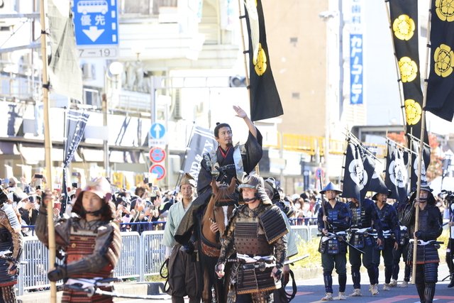 📸昨日岐阜県で開催された「信長公騎馬武者行列」に参加した木村拓哉と伊藤英明のフォトギャラリーをお届け👉https://t.co/TXz5UGCDyP 木村、伊藤、大友啓史監督が参加した「