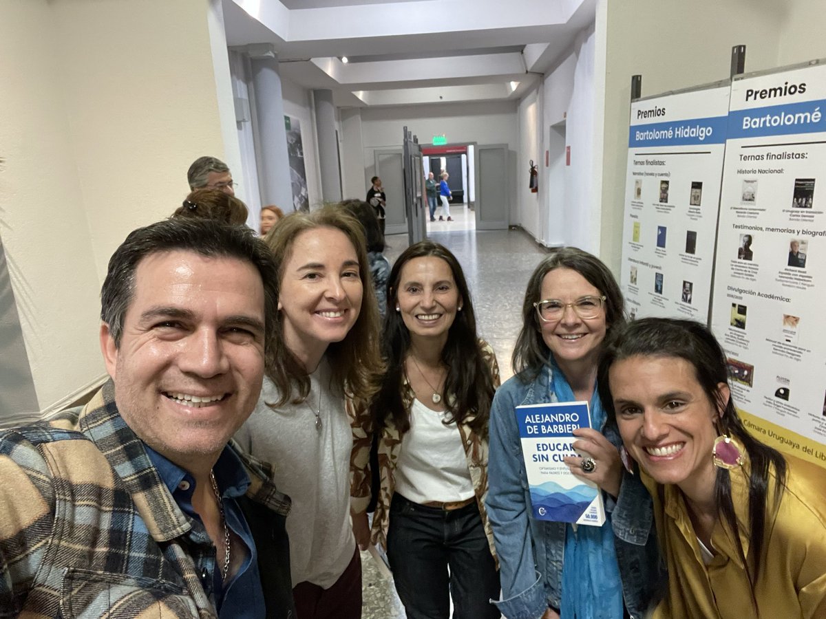 AleDeBarbieri's tweet photo. Mil gracias por acompañarnos hoy en la Feria del Libro!! @CarAnastasiadis @SandroVirginia @marianazabalac #educarsinculpa2022 https://t.co/pJv2np9q1s