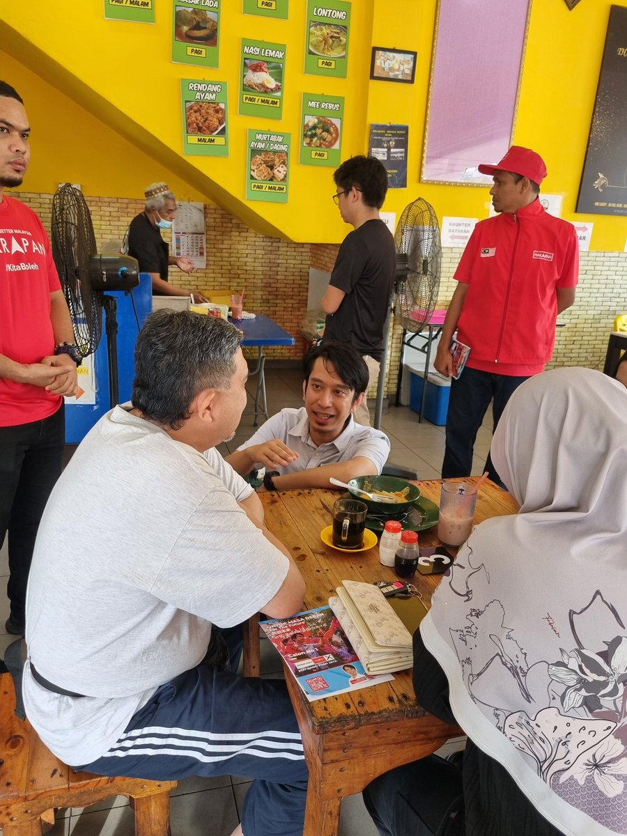_ezalzamri's tweet photo. Calon Ahli Parlimen Hang Tuah Jaya, Sdr @AdamAdli beramah mesra bersama Pengundi di sekitar Bukit Baru! Ramai memberi respons positif dan inginkan org muda utk kedepan dlm memperjuangkan nasib rakyat! #PRU15 #P137 #HangTuahJaya #Harapan #KitaBoleh https://t.co/ZZ1r67wGDL