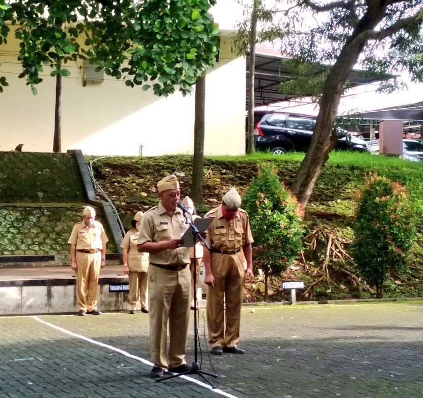 distannakjateng's tweet photo. Semangat mengawali hari, ASN &amp; Non ASN Distanbun Jateng melaksanakan Apel Pagi (Ungaran,07/11/2022). Mewakili Ka.Distanbun Jateng, Ka.BBTPH Wil. Semarang bertugas sebagai Pembina Apel.
#JatengGayeng 
#ASNBerakhlak
@ganjarpranowo 
@SupriyantoMulya 
@ArisMun39992816 
@bkdjatengprov https://t.co/gr0nm2HnAJ