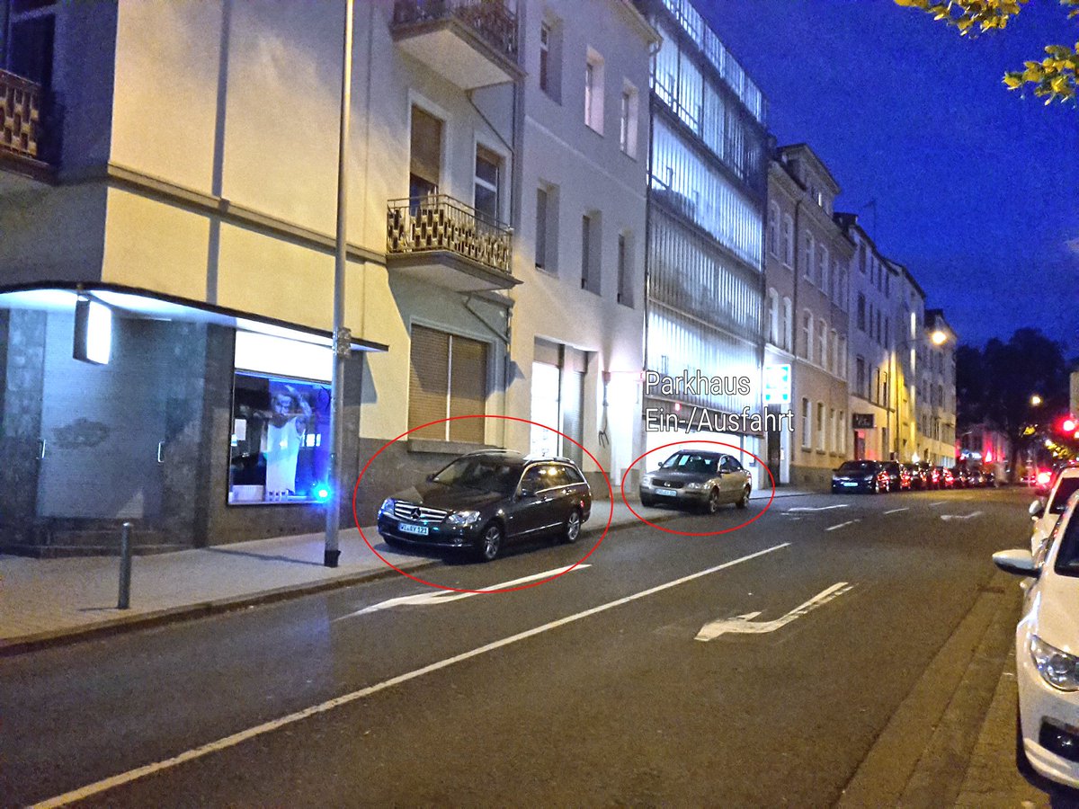 idereinzige's tweet photo. @RadlerInWI @HalleVerkehrt @NeuImNeuland @_Katja_Diehl_ @martin_kraft @Stadt_Wiesbaden @SecretCoAuthor #Gehwegparker in #Wiesbaden, Karlstraße vor Fahrschule neben Parkhaus
#Knollen: keine
Fatale Botschaft: Parkhaus sparen, #Gehwegparken - mit freundl. Duldung der @Stadt_Wiesbaden
Hier müssen endlich #Poller hin!
@fussverkehr_de
@freieWegeWi
#FreieWege
https://t.co/pPbGrS8aMc https://t.co/dSmWZjwxmE