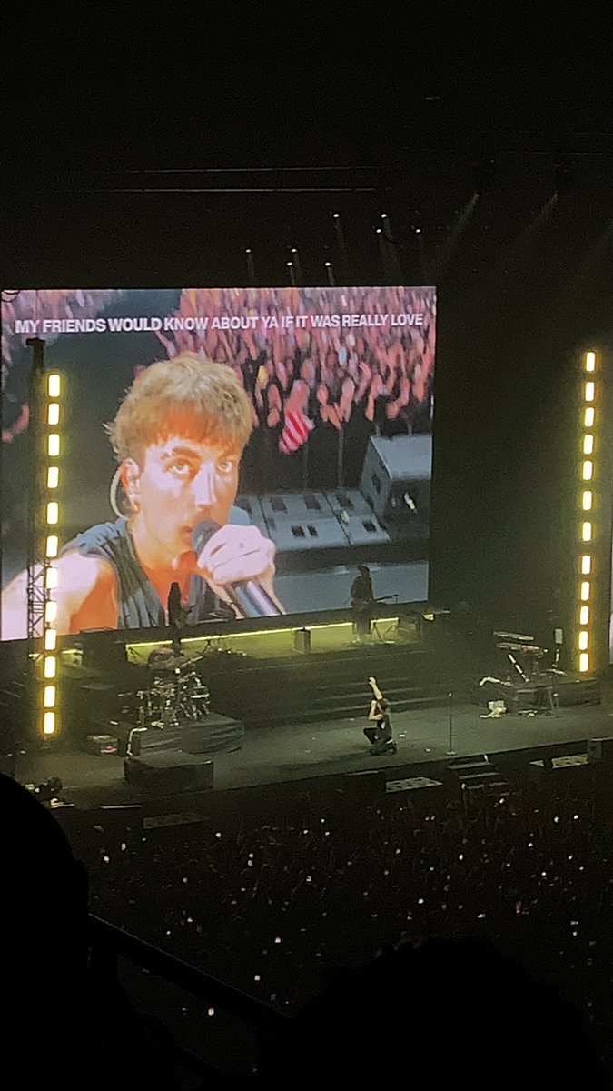 miushe_zza's tweet photo. Raw photos from “A November to Remember” last night 🥀💚 (1/3) #LANYinKL #lanyinkualalumpur #LANYinMY https://t.co/zGdi1B9h3k
