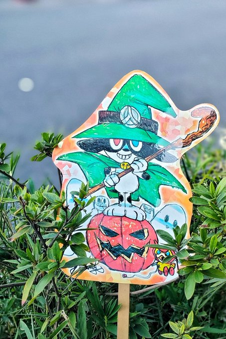 そういえば昨日、人形町の道路の脇の生け垣になんか一部の人たちの性癖に刺さりそうなイラストが立ってた 