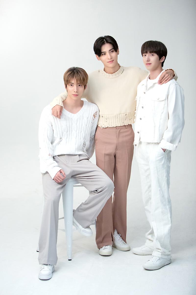 제법 리디북스 표지같다
#BL #삼각관계 #다공일수 #연상수 #연하공 ezr