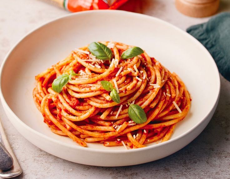 CHEF_arsene's tweet image. Uzateke spaghetti nizishya ukuremo amazi ark ntuyamene, ukarange igitunguru, garlic nibishya ushyiremo sostomate nishya ushyiremo inyanya ziseye, salt/maggi and pepper ubireke bishye, ushyiremo yamazi wakuye mumakaroni, ushyiremo spaghetti uvange. Uzambwira.
RETWEET AND FOLLOW